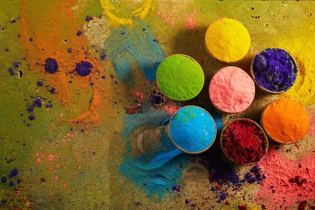 Colorata polvere Holi tradizionale in ciotole Happy Holi Concept Indian color festival