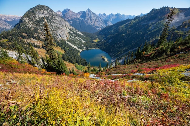 Colorata stagione autunnale nelle montagne dello stato di Washington, USA