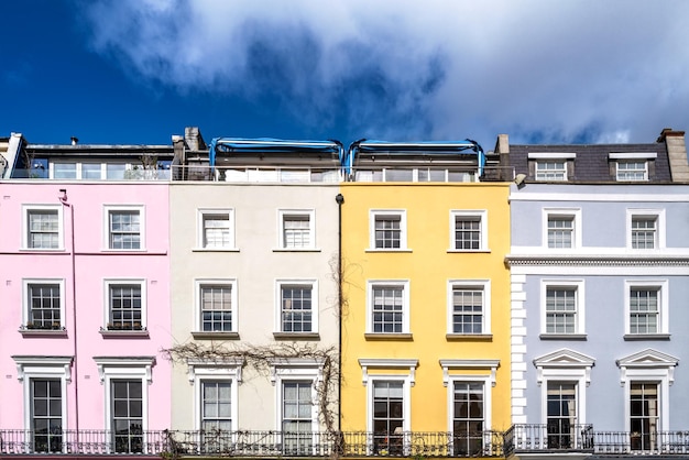 Colorate case a schiera a Notting Hill Londra Famosa per gli esterni dai colori vivaci