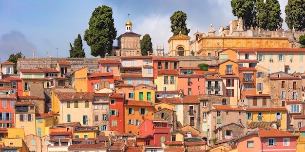 Colorate case accoglienti e vecchio cimitero di Mentone in cima alla collina Colla Rogna sopra la città vecchia, Mentone, perle de la France, Costa Azzurra, Francia