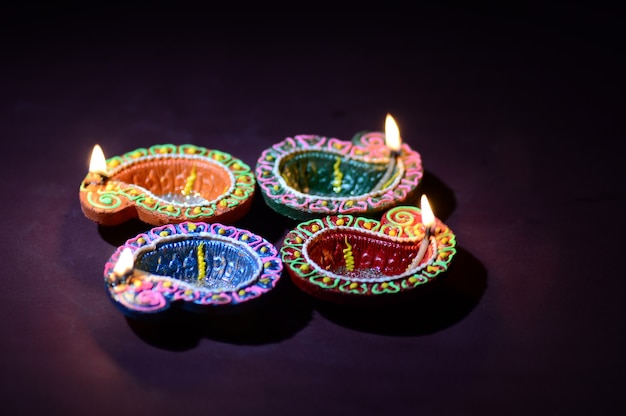 Colorate lampade Diya di argilla accese durante la celebrazione Diwali. Greetings Card Design Indian Hindu Light Festival chiamato Diwali.