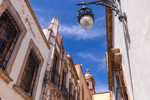 Colorate strade coloniali della città vecchia nel centro storico di Zacatecas vicino alla cattedrale centrale