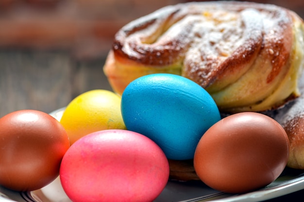 Colorate uova di Pasqua festive e dolci da forno pasquali