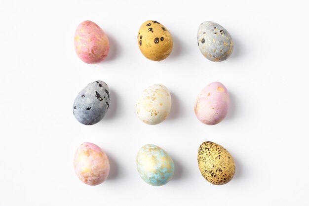 Colorate uova di Pasqua pastello su sfondo bianco