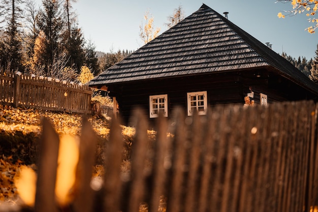 Colorate vecchie case di legno a Vlkolinec patrimonio Unesco villaggio di montagna con un'architettura folk Magurka Liptov slovacchia