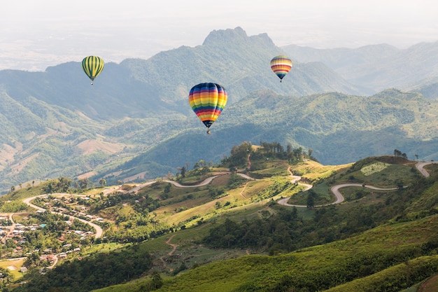 Coloratissima mongolfiera sopra la montagna