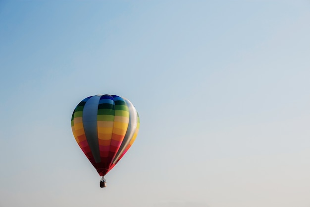 Colorato di palloncino sul cielo.