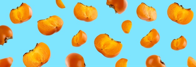 Colorato galleggiante arancione frutta fresca intera e affettata di cachi organici Levitazioni cibo Creative