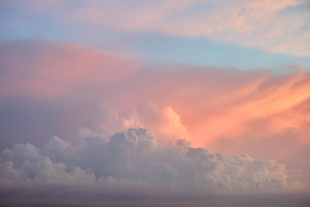 Colorato paesaggio serale con morbido cloudscape color pastello su cielo al tramonto colorato ad acquerello. Sfondo astratto della natura