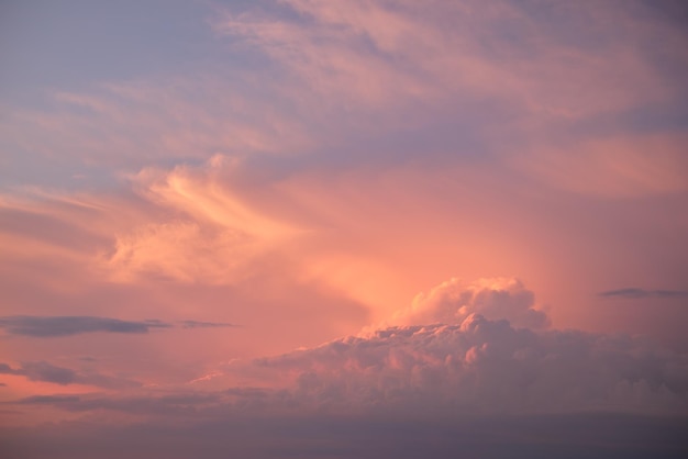 Colorato paesaggio serale con soft cloudscape color pastello su cielo al tramonto colorato ad acquerello. Priorità bassa astratta della natura.