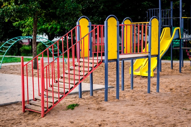 Colorato parco giochi di attività sulla sabbia nel parco. Il concetto di infanzia dell'area urbana.