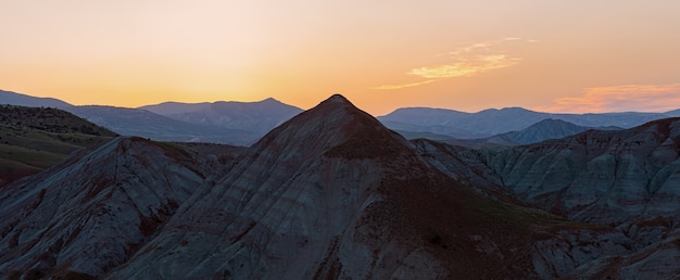 Colorato tramonto panoramico negli altopiani