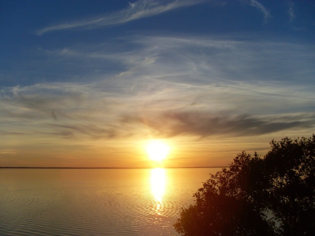 colorato tramonto sul fiume Volga