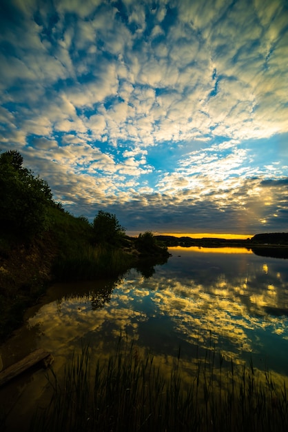 Colorato tramonto sul lago