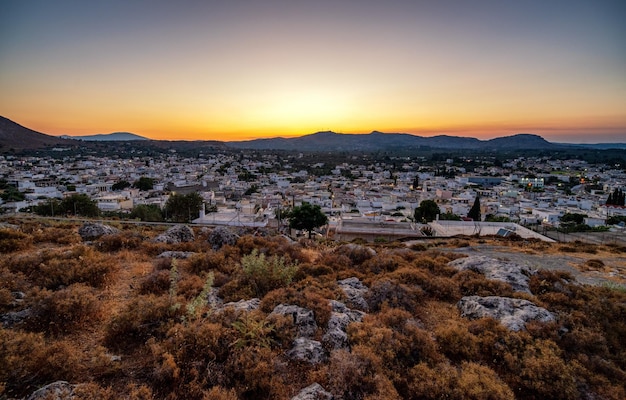 Colorato tramonto sul villaggio di Archangelos a Rodi in Grecia