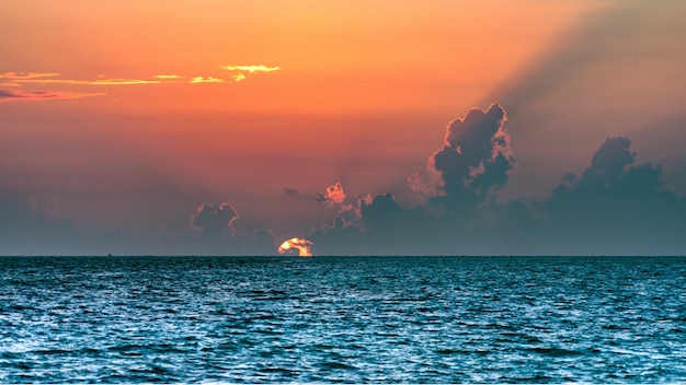 Colorato tramonto sull'oceano alle Maldive.