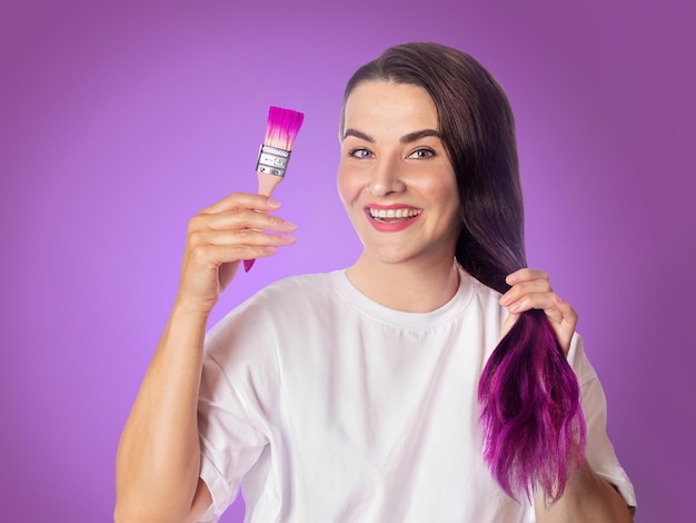 Colorazione dei capelli La ragazza si tinge i capelli in un colore viola brillante immagine divertente