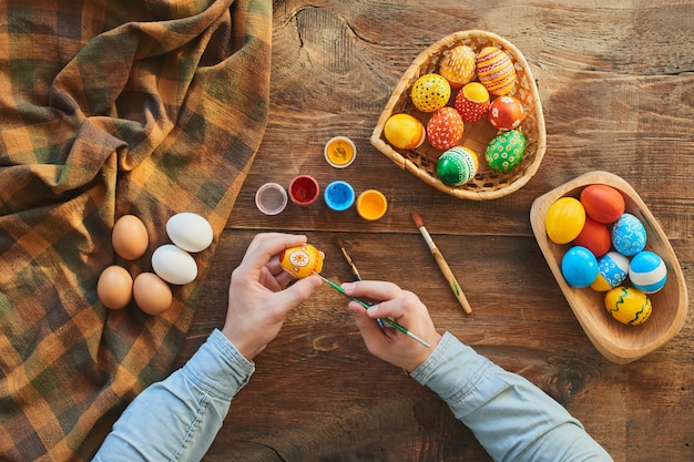 Colorazione manuale delle uova di Pasqua