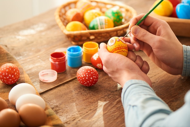 Colorazione manuale delle uova di Pasqua