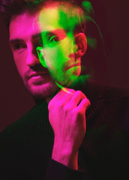 Colore a doppia esposizione e ritratto di un uomo che pensa isolato su uno sfondo scuro in studio Design della trama e volto di un uomo con creatività sovrapposta colorata e concetto digitale su uno sfondo