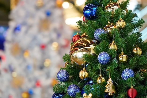 Colore bianco e verde dell'albero di Natale e decorazione del nuovo anno nel grande magazzino