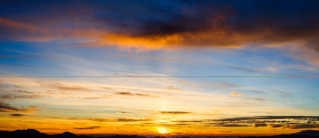 Colore blu delle montagne durante il tramonto