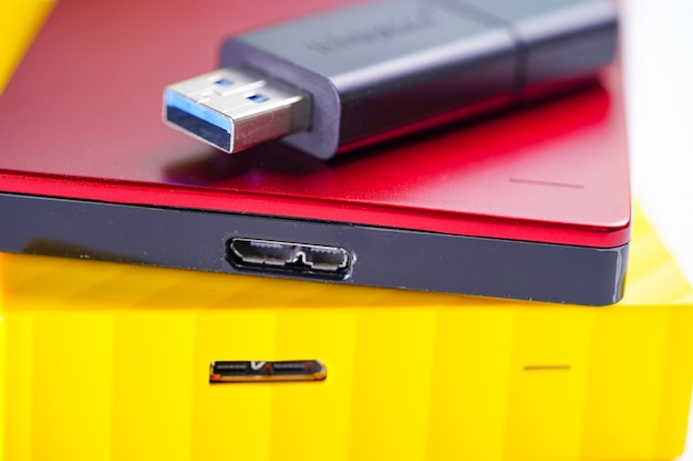 Colore del disco rigido esterno rosso e giallo con chiavetta USB