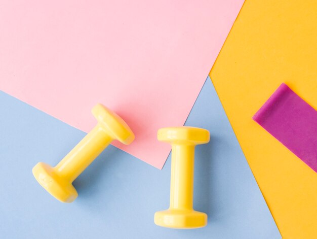 Colore del manubrio giallo su tappetino rosa, blu e giallo. Progettazione di un poster o uno striscione sportivo in colori alla moda del 2021