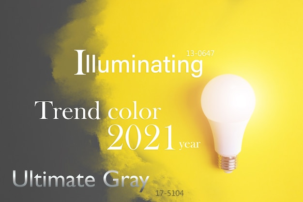 Colore dell'anno 2021.Lampadina incandescente su sfondo giallo, concetto di unicità. Idea