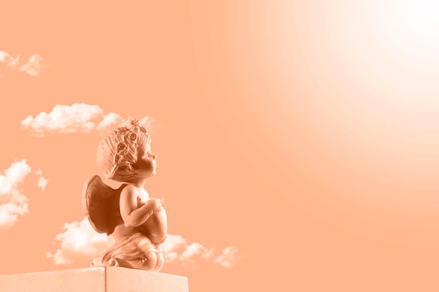 Colore dell'anno 2024 Peachy Fuzz Figurina di un angelo Cupido sul podio di San Valentino