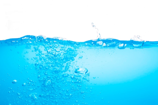 Colore della superficie dell'acqua blu con bolle d'aria isolate su sfondo bianco.