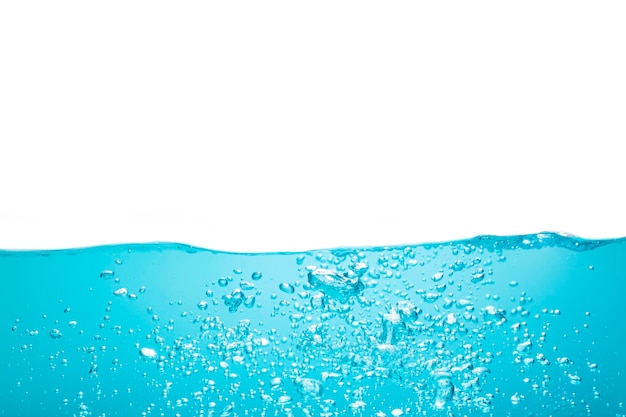 Colore della superficie dell'acqua blu con bolle isolate su sfondo bianco