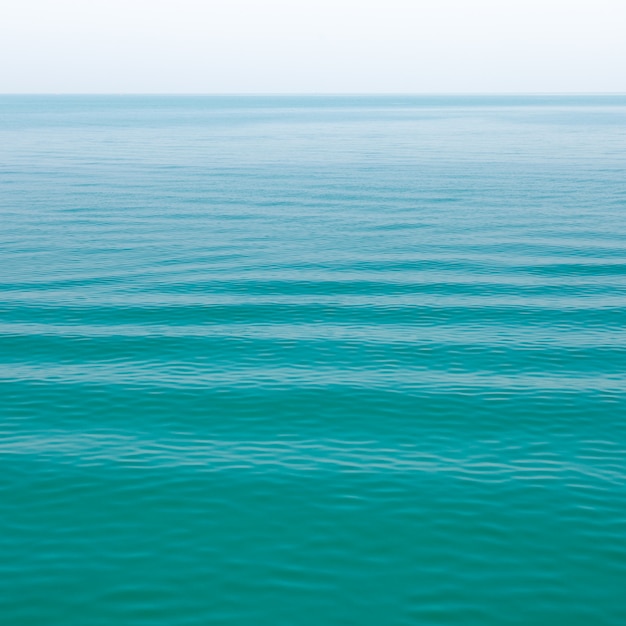 Colore indaco del mare e onda morbida