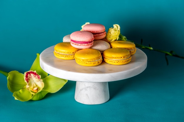 Colore macarons amaretti sul basamento della torta di marmo bianco.