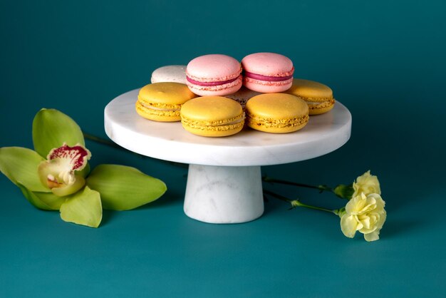 Colore macarons amaretti sul basamento della torta di marmo bianco.