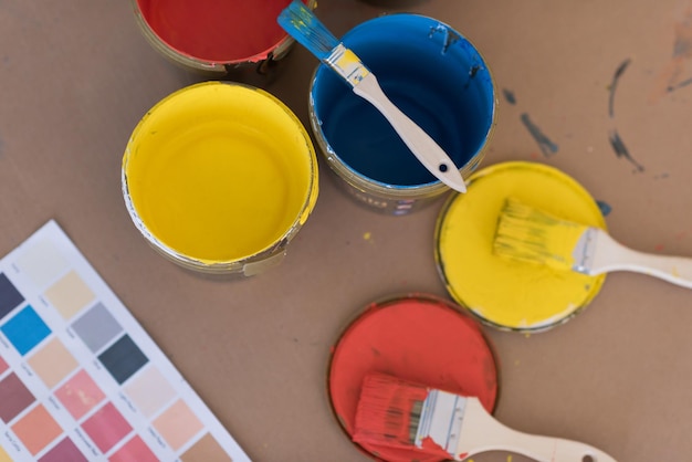 colore preparato per dipingere il muro