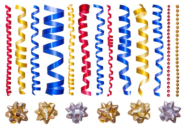 Colore serpentino isolato su sfondo bianco Nastri regalo rosso blu e giallo