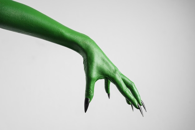 Colore verde di Halloween della mano del mostro delle streghe o di zombie isolata su fondo bianco