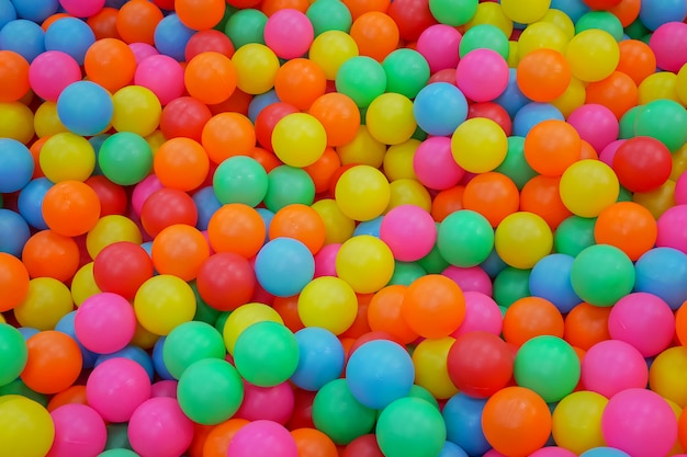 Colorful molte sfere di plastica nel pozzo della sfera per attività del bambino nel campo da giuoco del bambino