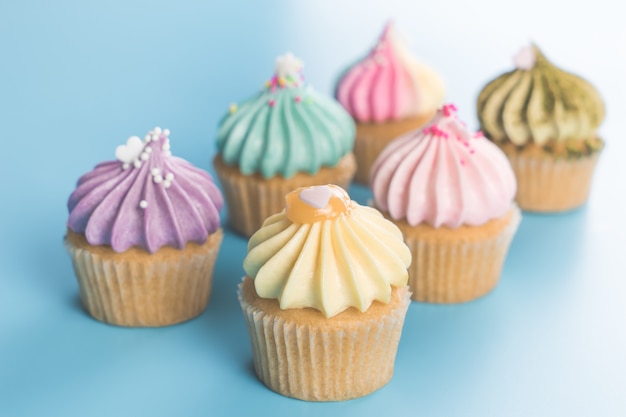 Colorful Pastel Cupcake su sfondo blu pastello