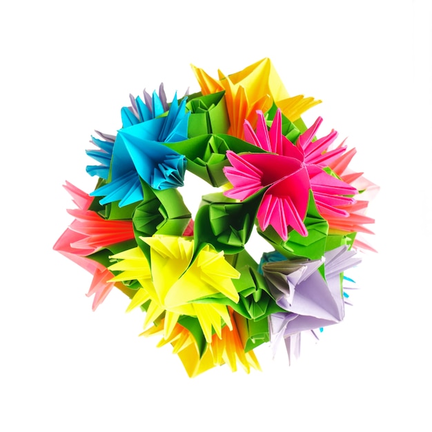 Colorfull origami kusudama dai fiori arcobaleno isolati su bianco