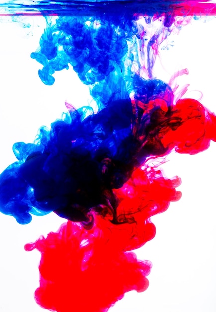 Colori acrilici blu e rossi in acqua