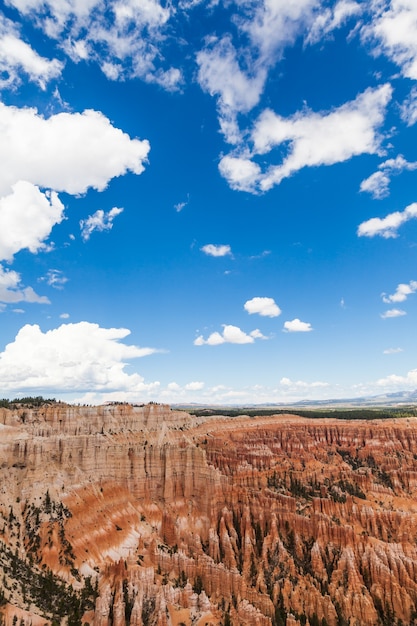 Colori arancioni in questa vista iconica del Parco Nazionale di Bryce Canyon, USA