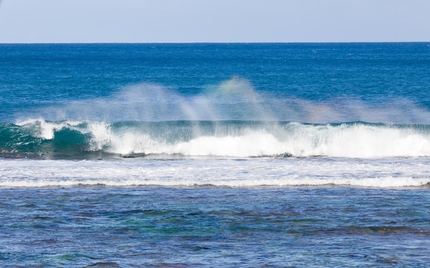 Colori arcobaleno spruzzati dalle onde