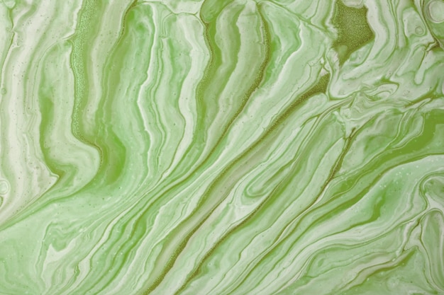 Colori astratti di verde del fondo di arte fluida. Marmo liquido. Dipinto acrilico su tela con sfumatura oliva e schizzi.