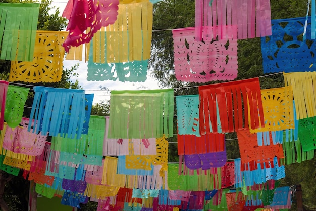Colori celebrativi Picado di carta e espressioni creative in Messico