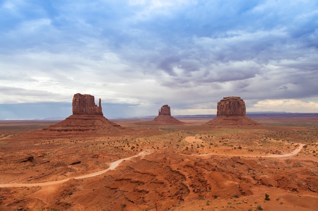 Colori complementari blu e arancione in questa vista iconica della Monument Valley, USA