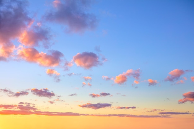 Colori delicati e luminosi del cielo al tramonto dell'alba con piccole nuvole colorate ad alta risoluzione