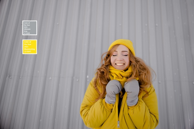 Colori dell'anno 2021. Giovane donna che indossa abiti invernali alla moda.