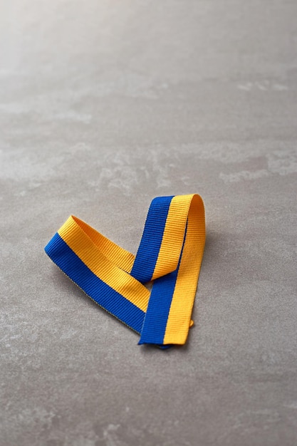 Colori della bandiera nazionale ucraina su sfondo beton tessuto di colori giallo e blu Simbolo della celebrazione dell'indipendenza della nazione ucraina